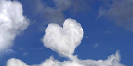 78岁的Christine Brown在汉普郡沿着米尔福德港散布的时候，拍摄到了这张心形的云彩照片。