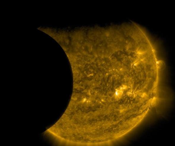 9月13日，太阳动力天文台拍摄到“双重日蚀”，图片顶部是地球模糊轮廓，左侧是清晰的月球轮廓。之所以地球轮廓模糊是因为地球存在大气层，相比之下月球没有大气层