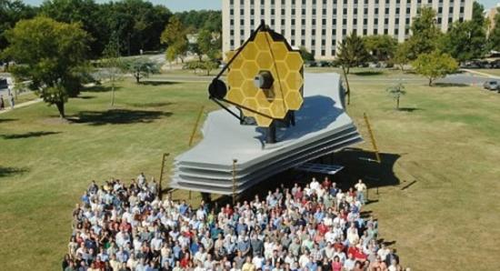 詹姆斯・韦伯太空望远镜是NASA哈勃太空望远镜的继任者，将于2018年发射升空。它的大小与一个网球场相当，发射时将压缩起来，直到进入太空后才展开。图中显示的是一