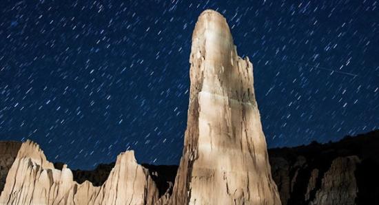 位于内华达州的大教堂峡谷国家公园内，英仙座流星雨划过夜空。