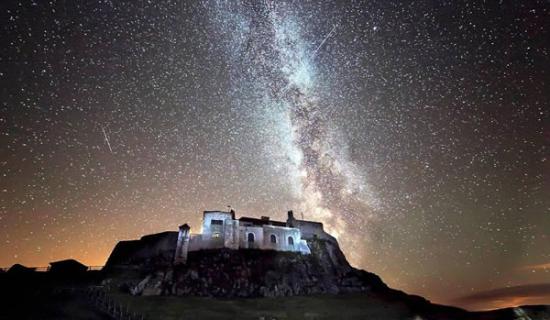 古城堡上空拍摄到的英仙座流星雨与银河