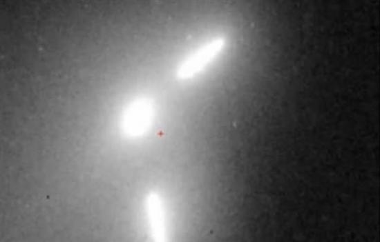 这张复合的哈勃望远镜图片在被人为修改之后，显示出了3个不同物体，但这实际上是同一颗彗星（Comet ISON）的3个图像