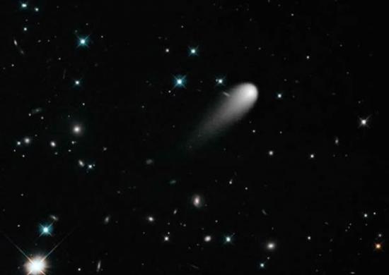 这是由4月30日拍摄的3张ISON彗星图像合成的彩色图片
