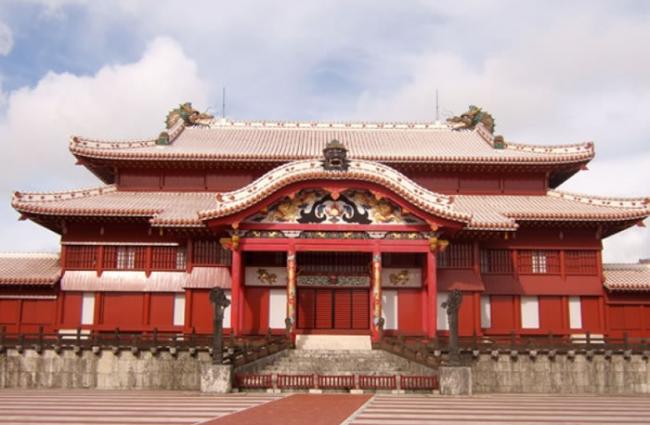 冲绳历史悠久，图为其古都首里城的王宫。
