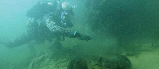 英国BBC纪录片《河中巨怪》主持人杰里米•韦德在巴西亚马逊河水下遭遇6米巨蟒