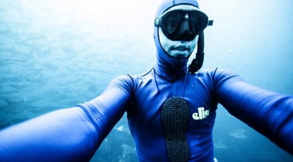 墨西哥潜水员在巴哈海岸18米深海与魔鬼鱼玩自拍