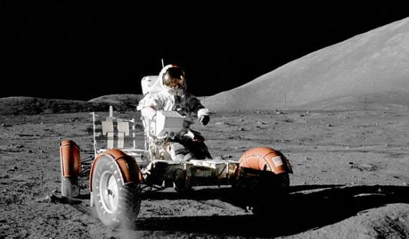 1972年12月实施的“阿波罗17”号任务是最后一项探月任务，执行这项任务的宇航员是吉恩-塞尔南（如图）和杰克-施密特，他们也是最后两个登上月球的人。在此之后的
