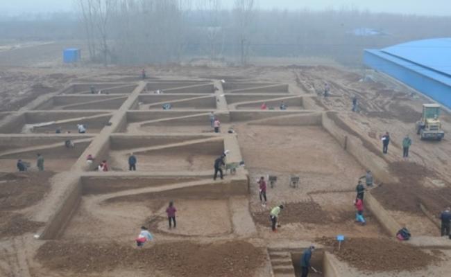 河南省文物考古研究院等单位对曹操高陵陵园及建筑遗迹进行发掘。