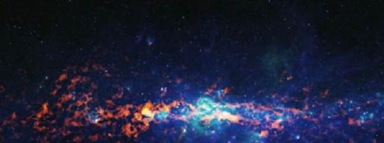 银河系中央存在一个质量约为太阳400万倍的超大质量黑洞，它距离地球大约25000光年远。射手座B2是银河系里最大的分子气体云之一，在图中左边和中央（亚毫米波长的