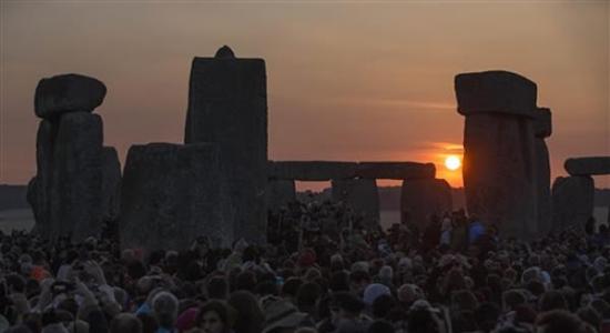 近4万人在巨石阵前观赏日出