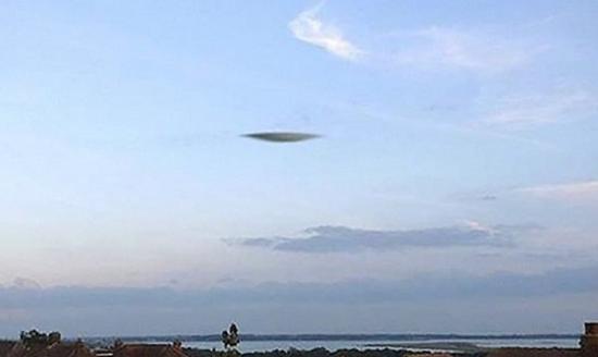 英国朴茨茅斯居民看见一个飞碟从南海岸飞过