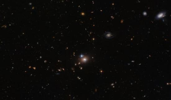哈勃空间望远镜拍摄的“引力透镜”