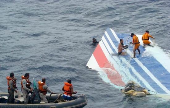 此次马航失联事件让很多人想到了2009年的法航447航班失事。当年6月1日，法航447航班坠入大西洋，228人全部遇难。尽管在事发后第二天就有部分飞机残骸浮上大