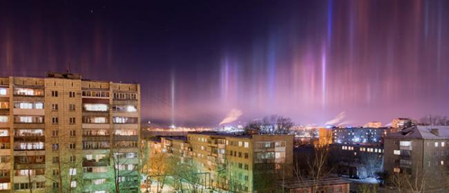 俄罗斯下塔吉尔市上空出现的彩色光柱是空气中冰晶反射路灯造成