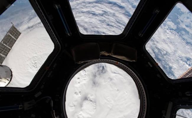 费希尔在国际空间站内拍摄。