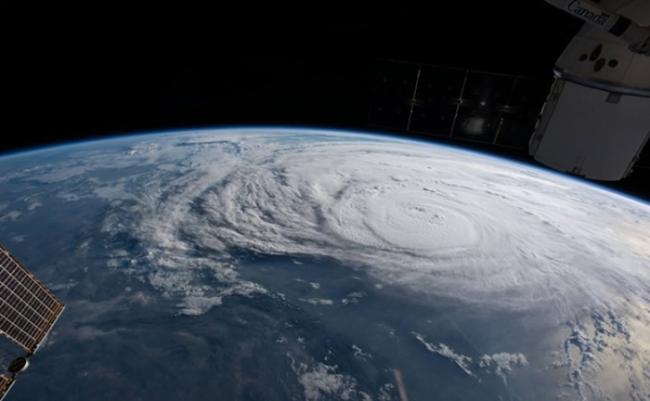 国际空间站拍摄到结构非常完整的飓风。