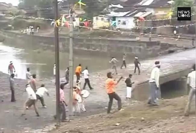 印度中央邦两条被河流隔开的村庄 向对方扔石头传统游戏已造成15死400伤