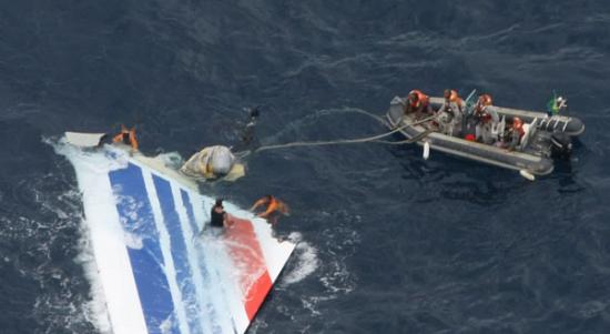 2009年6月8日，巴西海军打捞到法航447班机的残骸。