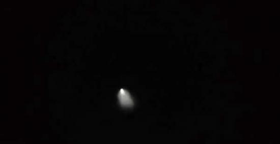 网友在济南区域看到，疑似“UFO”强光不明物体。