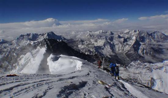 这张照片拍摄鱼2013年5月23日，显示登山者正在攀登珠穆朗玛峰