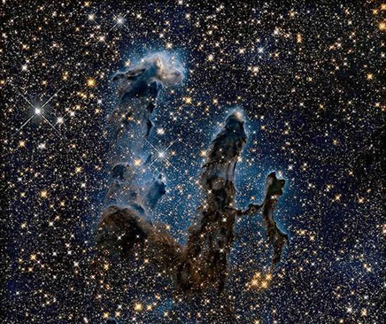 在哈勃望远镜拍摄的红外照片中，创世之柱在背景中的恒星映衬下呈现出诡异纤细的轮廓。造成这种视觉效果的原因在于除了创世之柱最密集的区域外，红外线穿透其他气体和尘埃。