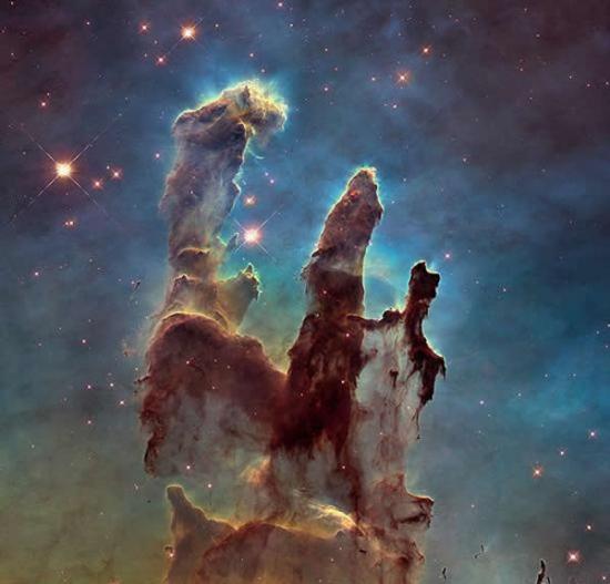 美国宇航局的哈勃太空望远镜拍摄的“创世之柱”新照片，揭示了这3个由冷空气构成的巨柱的空前细节。此次拍摄的照片比1995年的照片更加锐利，视场也更大，同时还首次展