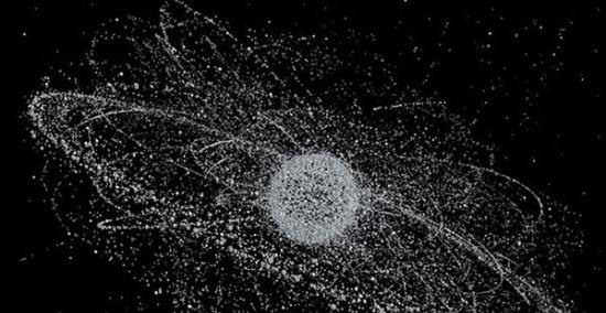 图中每一个微型球体都代表着一个环绕地球运行的太空垃圾，大约当前有22000个大型太空垃圾，可从地面观测跟踪其运行轨迹