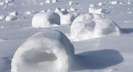 美国中西部惊现奇妙的自然景象――“雪卷”