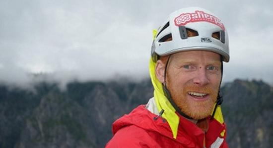 英国一名盲人携200斤装备成功登上千米高峰