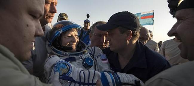 女宇航员Peggy Whitson刷新美国宇航员在太空停留时间最长纪录回到地球