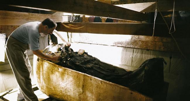 卡特正检查图坦卡蒙的石棺。当时图坦卡蒙的木乃伊显示，他去世时年仅17岁，在8岁或9岁时继承法老王位。