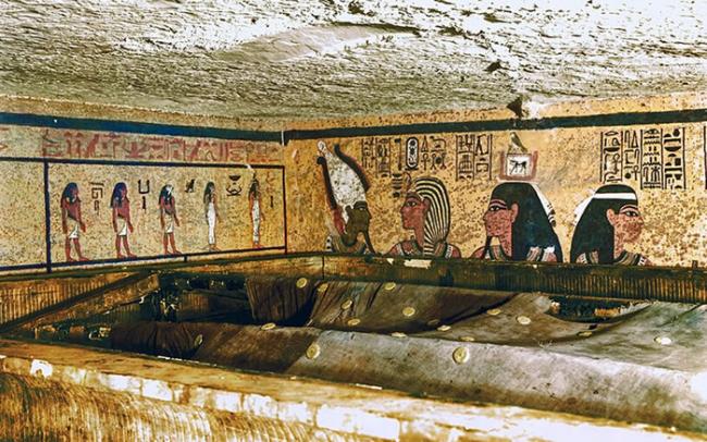 图坦卡蒙墓室最外面的神殿，有巨大的亚麻木棺罩，并嵌有黄金花环。