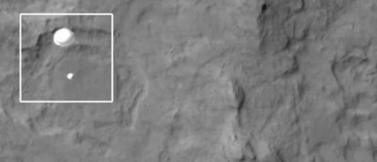 “好奇”号在降落伞的帮助下降落。照片由火星侦察轨道器拍摄