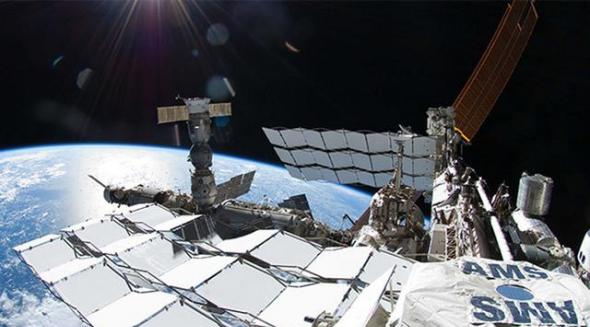 国际空间站上的阿尔法磁谱仪（AMS-02）可能探测到暗物质粒子的踪迹