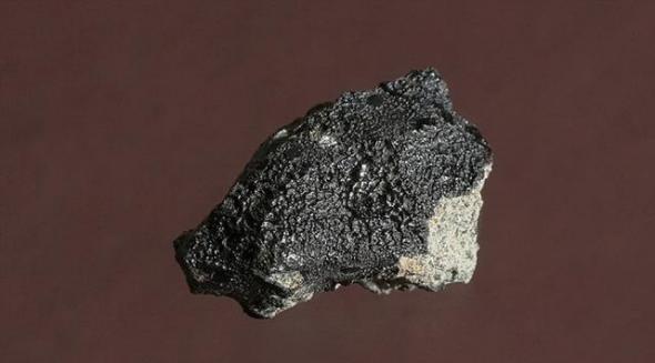 这是2011年7月18日坠落在摩洛哥沙漠的“锑士尼”陨石，科学家最新研究表明，该陨石可能具有隐藏着火星远古宜居生命的重要线索。