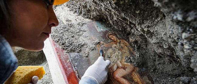 意大利庞贝古城发现一幅以古希腊神话“丽达与天鹅”为主题的情色壁画