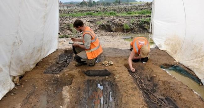考古人员在场挖掘。