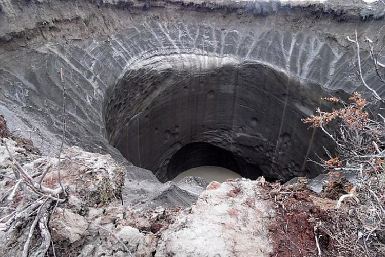 这是今年初在西伯利亚出现的神秘坑洞，目前，科学家证实这是地下气体爆炸所形成的。他们检查分析这个最大的坑洞，发现了天然气水合物的证据。同时，他们解释了为什么飞机和