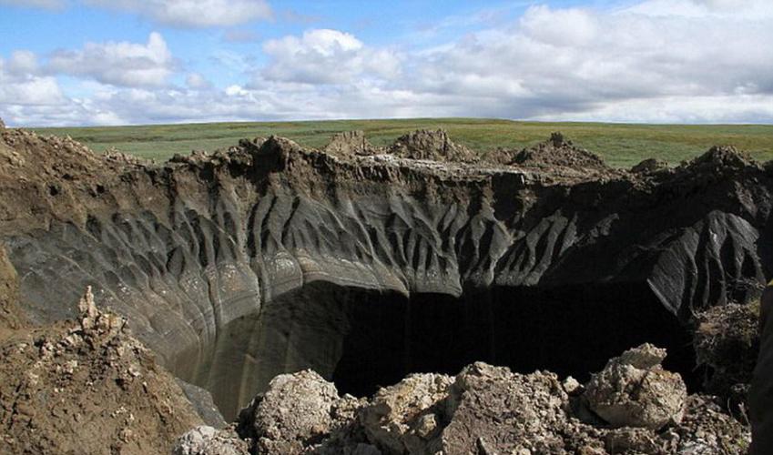 今年初，亚马尔半岛和泰梅尔半岛发现3个巨大的坑洞，图中是其中一个，曾有人猜测是人为挖掘、陨星碰撞或者偏离导弹所致。但目前科学家证实其最大的坑洞极可能是地下气体爆