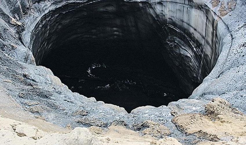 图中是亚马尔半岛的坑洞之一，其直径达到15米，据当地居民描述，这个坑洞形成于2013年9月27日。