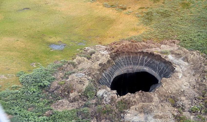 这是在西伯利亚北部发现的首个巨大坑洞，测量显示其直径为80米，科学家认为，这是该地区温度升高和气体爆炸所致。