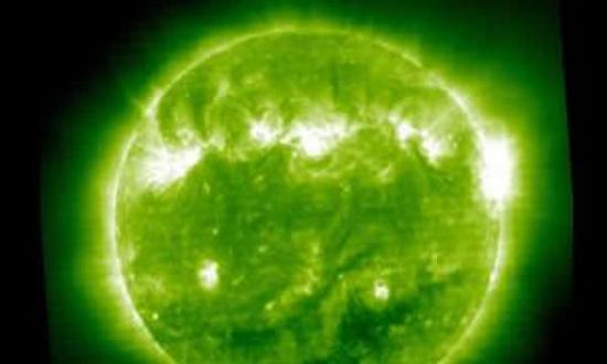 极端紫外线下的太阳呈现伪色绿色，人眼无法看见这个波长。