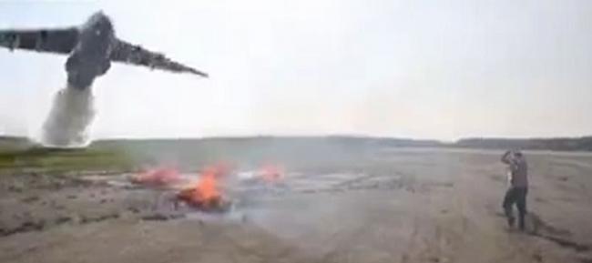 俄罗斯军事电视台Zvezda节目为扑灭一团火焰派出空中运输机洒下1万加仑水