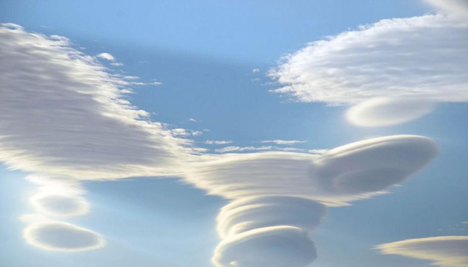 这些荚状云也被称为波状云，在英国很罕见。