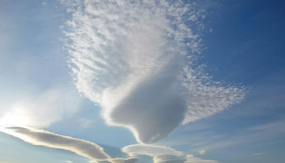 荚状云经常在湿润空气经过山脉上空时出现