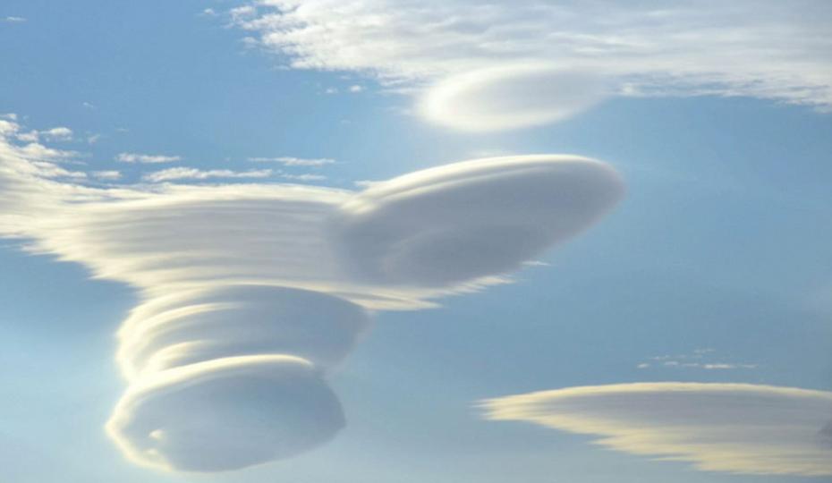 斯宾塞在外出购物途中发现飞碟状云层。