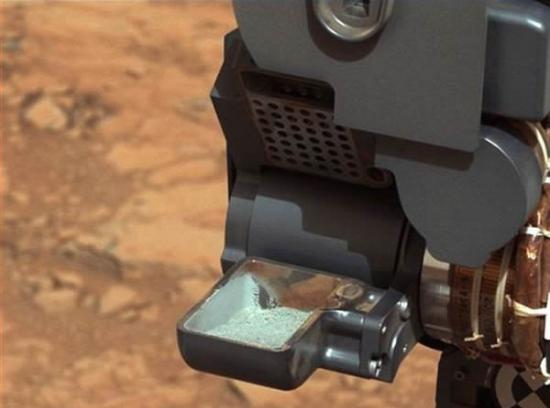 “好奇”号钻取的火星岩粉末样本，被放置在“好奇”号上的一个容器中