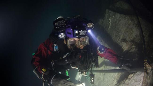 史塔挪斯基（Krzysztof Starnawski）在捷克赫拉尼采水下洞穴潜到215公尺后，得经历五小时的减压过程。 / PHOTOGRAPH BY MARC