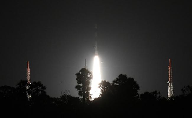 火箭在印度发射升空。