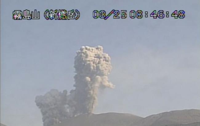 日本鹿儿岛新燃岳火山再喷发 浓雾升至3200米高空